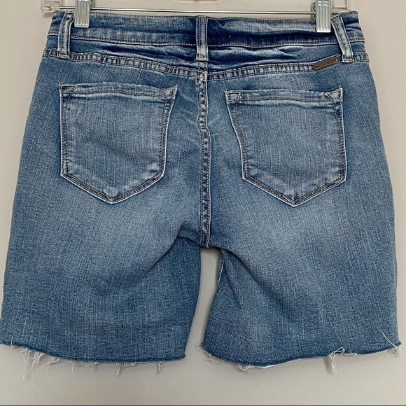 Kancan Medium-Light Wash Distressed 5.5" Inseam Denim Jean Shorts, size Small - Picture 5 of 16